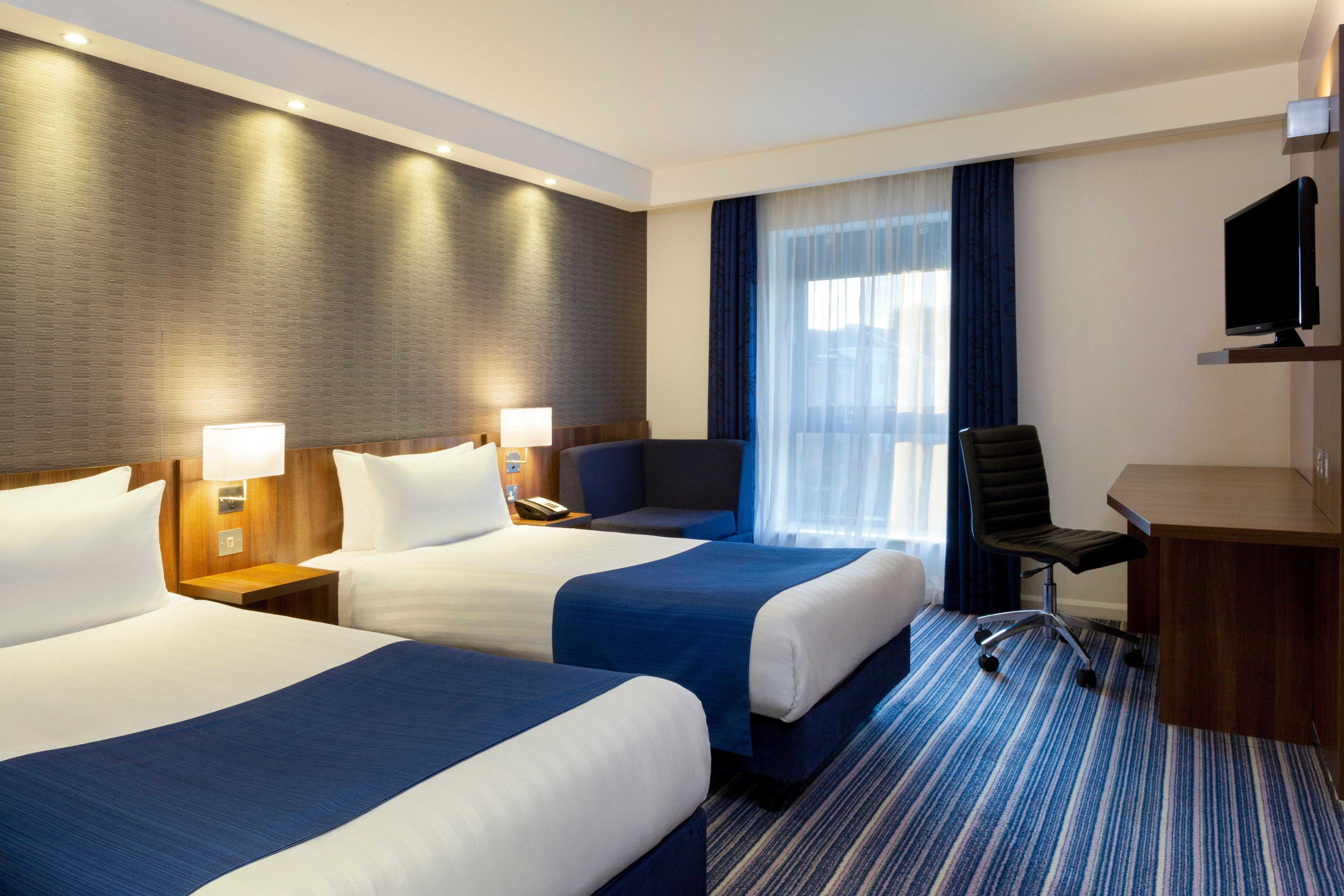 Holiday Inn Express Dunstable, An Ihg Hotel Екстериор снимка