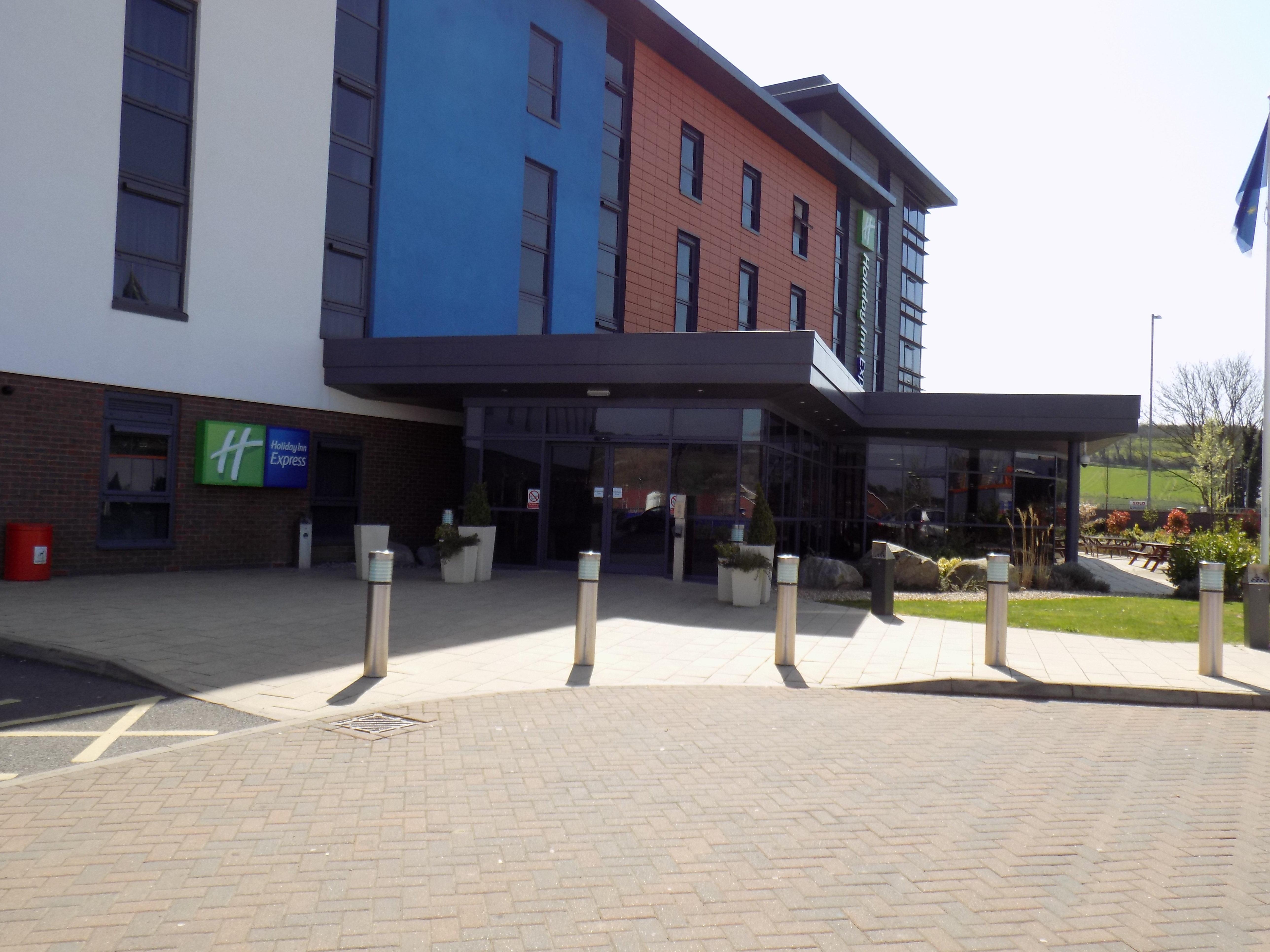 Holiday Inn Express Dunstable, An Ihg Hotel Екстериор снимка