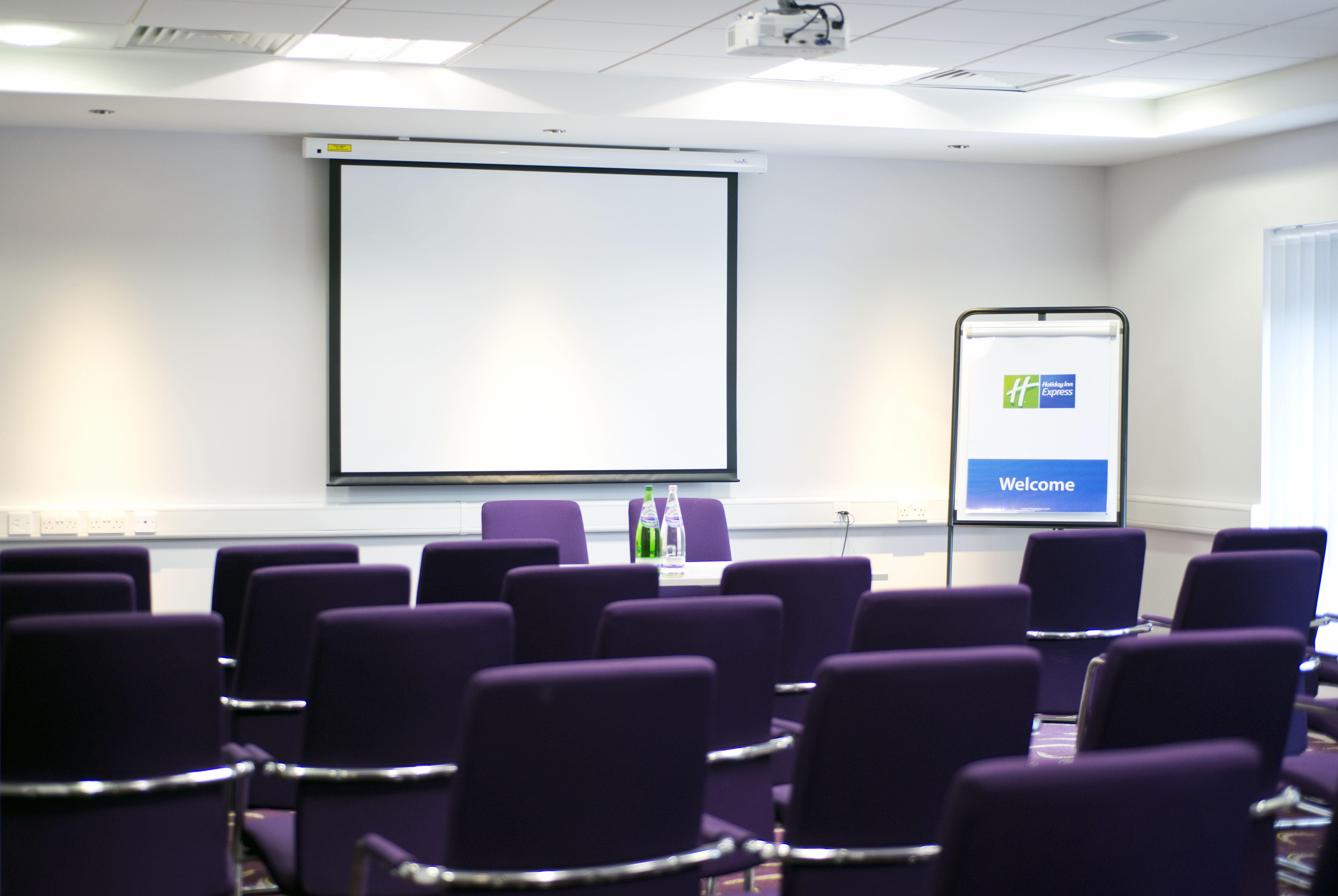 Holiday Inn Express Dunstable, An Ihg Hotel Екстериор снимка