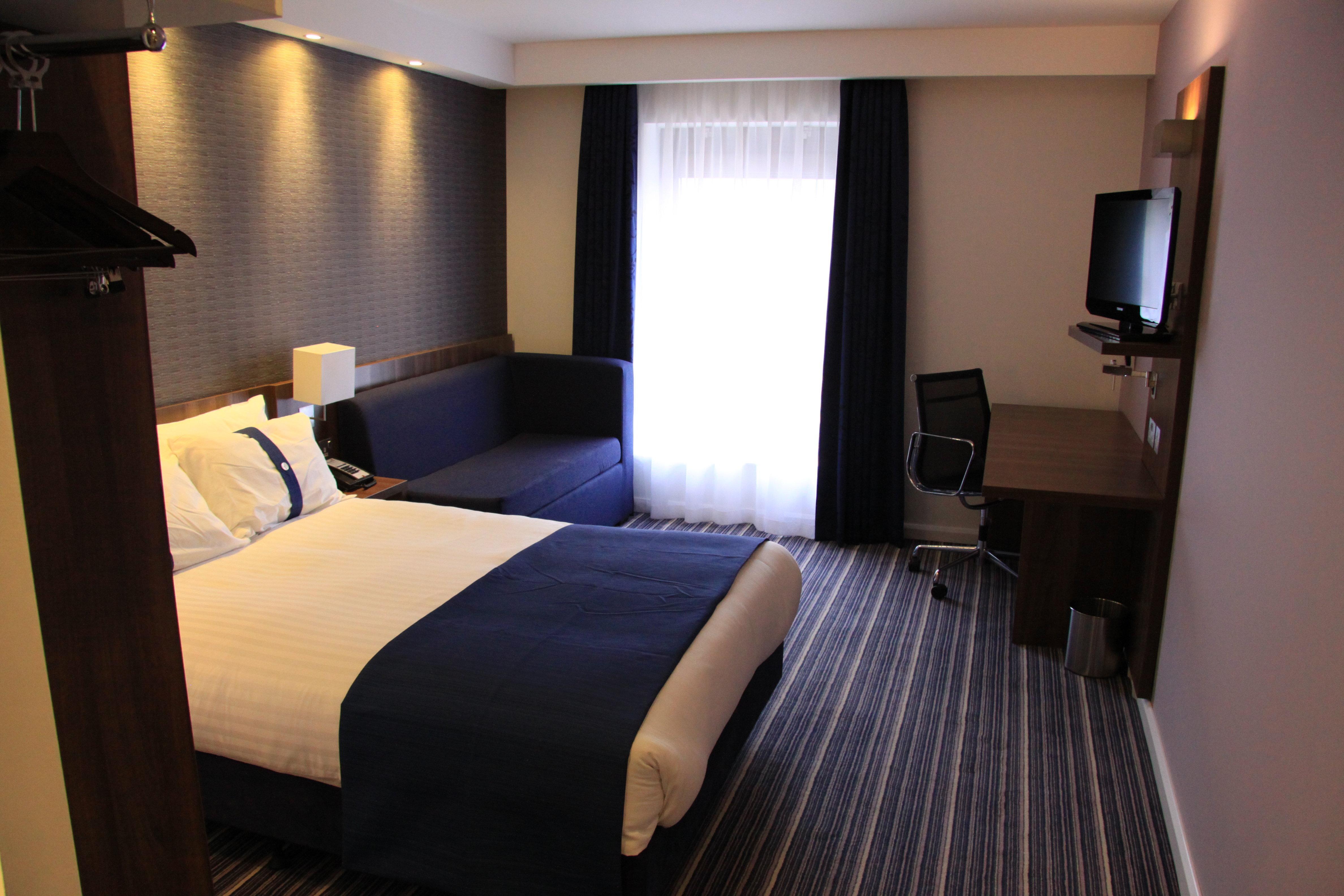 Holiday Inn Express Dunstable, An Ihg Hotel Екстериор снимка