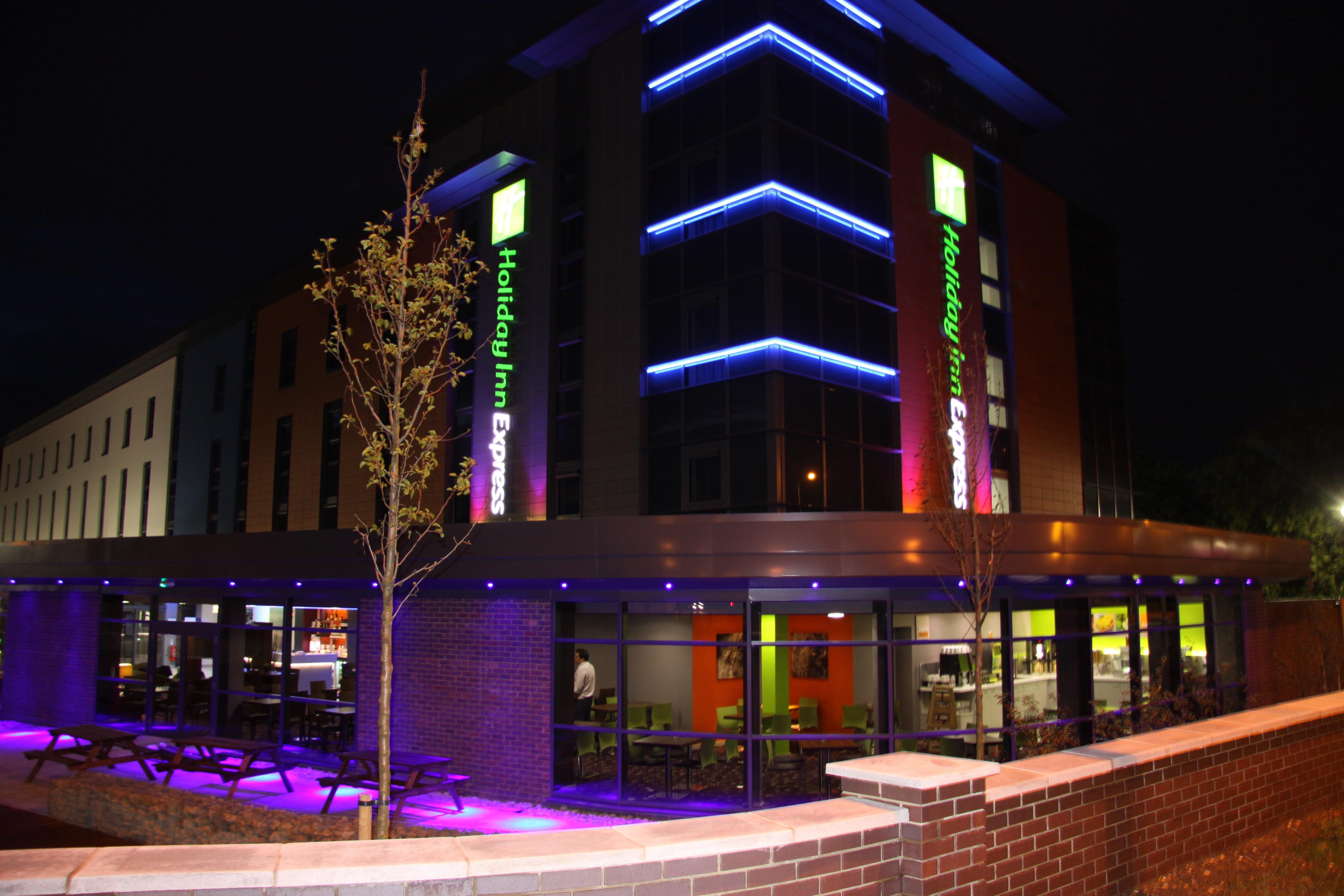 Holiday Inn Express Dunstable, An Ihg Hotel Екстериор снимка