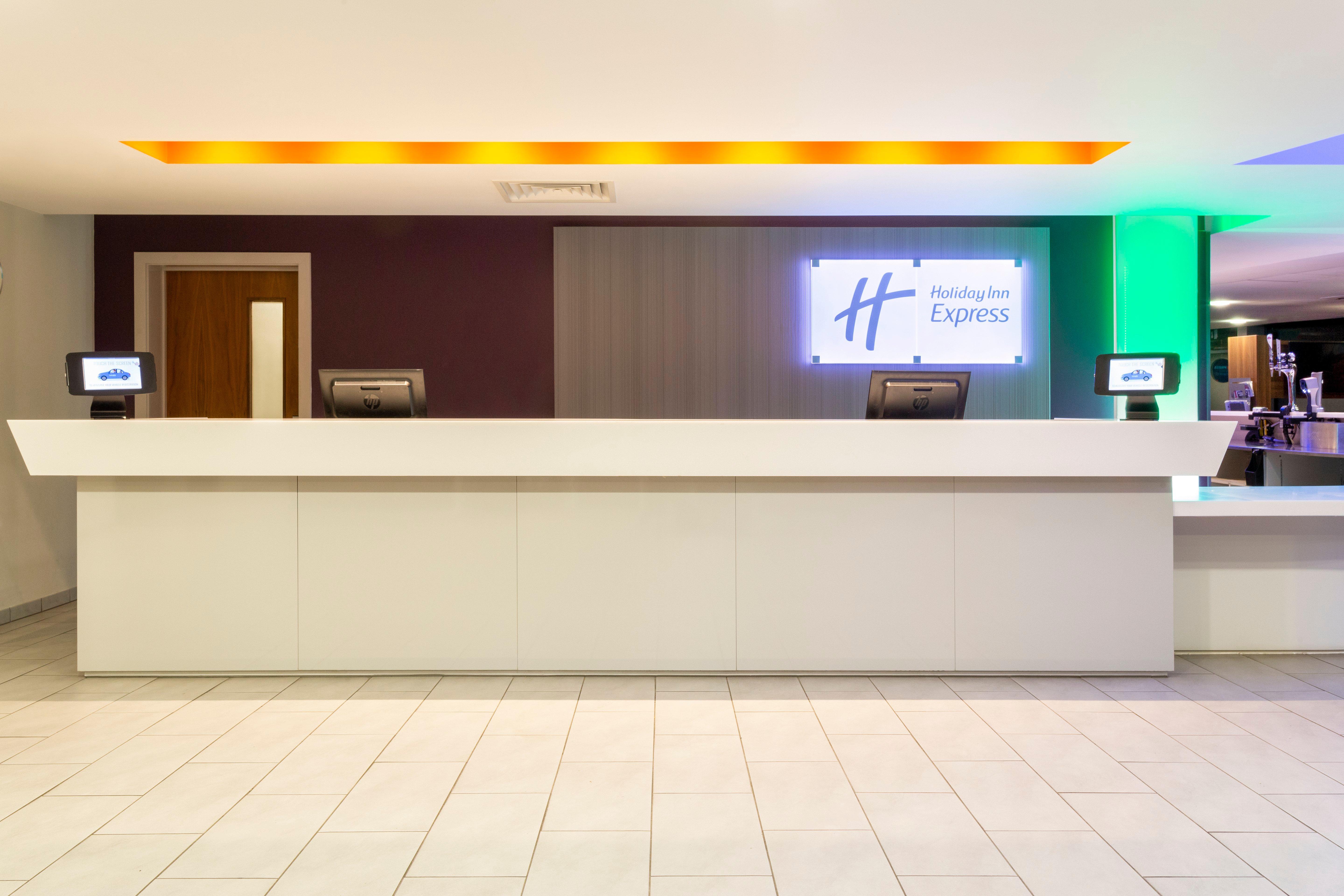 Holiday Inn Express Dunstable, An Ihg Hotel Екстериор снимка