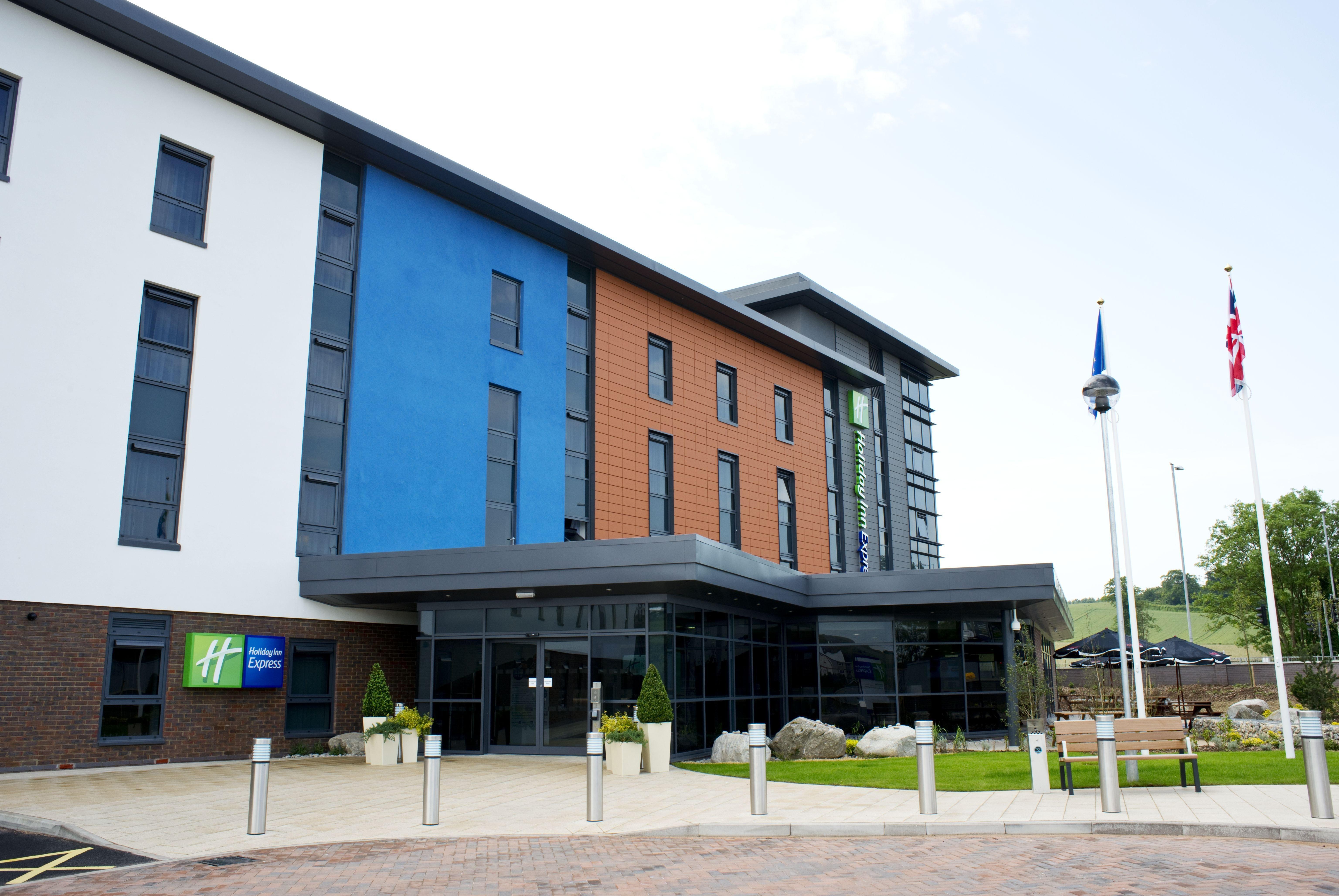 Holiday Inn Express Dunstable, An Ihg Hotel Екстериор снимка