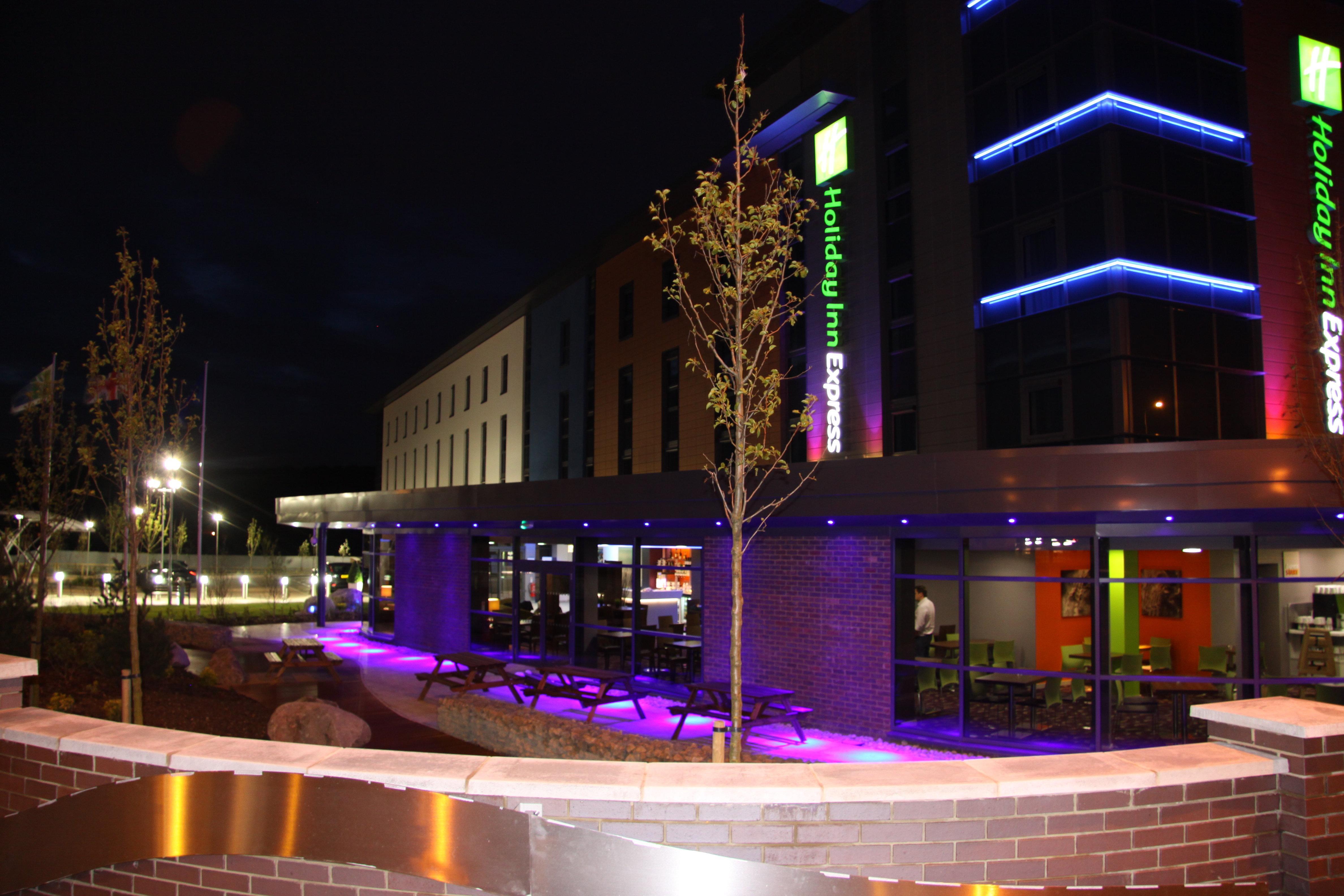 Holiday Inn Express Dunstable, An Ihg Hotel Екстериор снимка