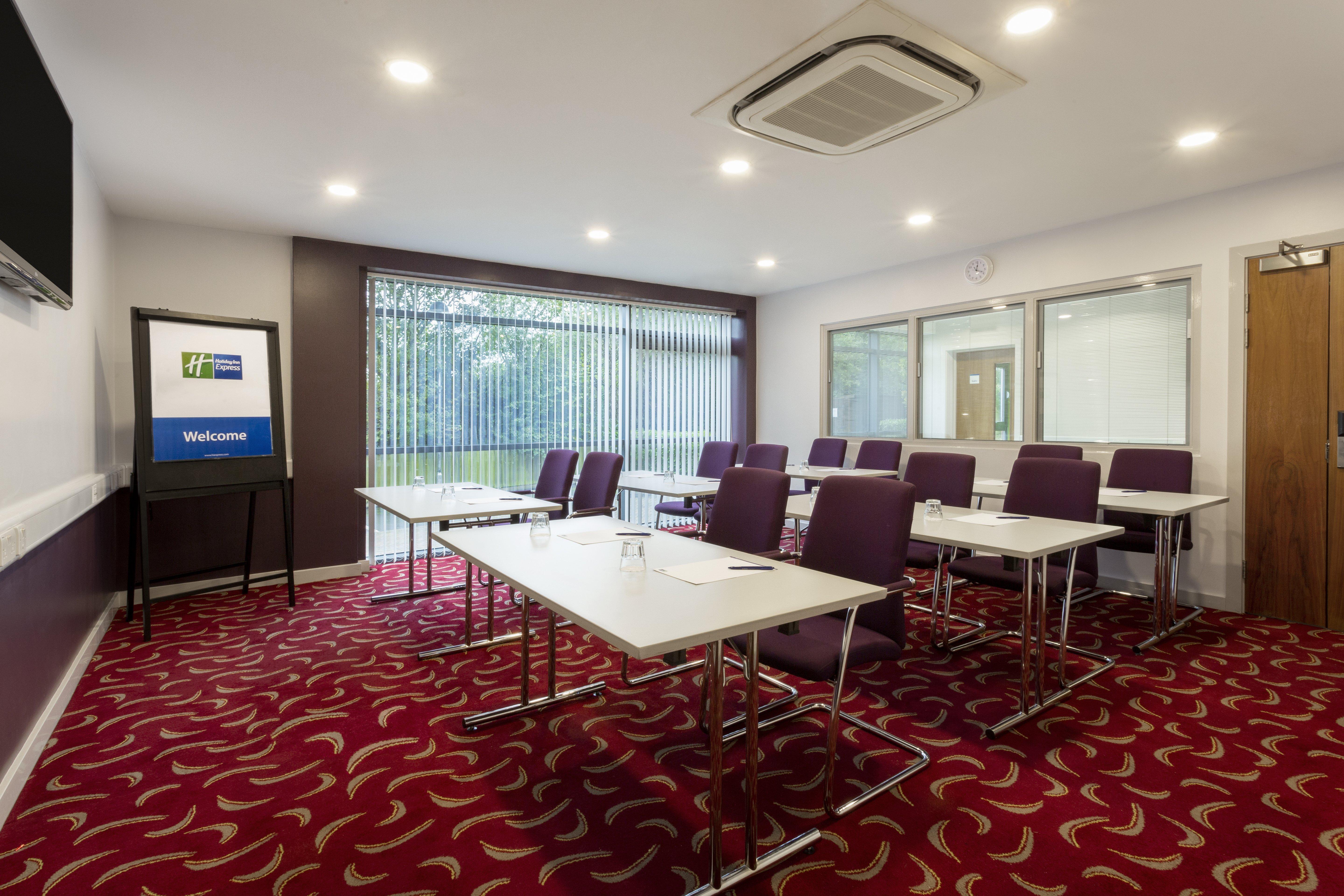 Holiday Inn Express Dunstable, An Ihg Hotel Екстериор снимка