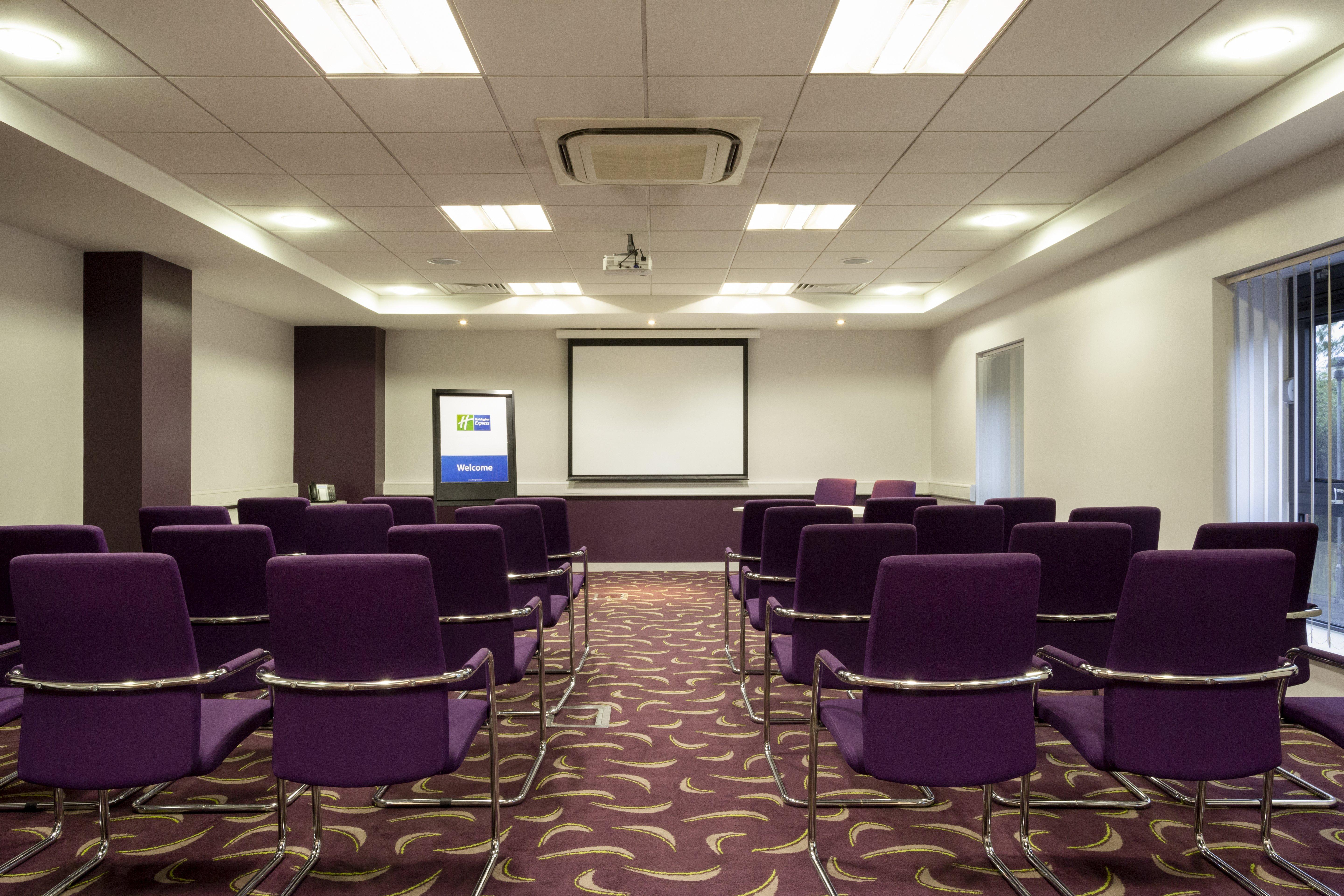 Holiday Inn Express Dunstable, An Ihg Hotel Екстериор снимка