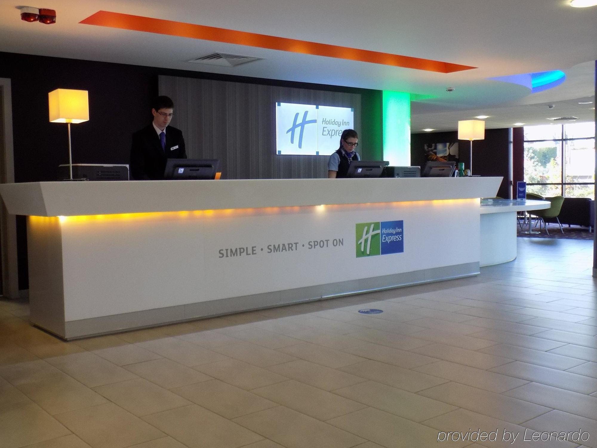 Holiday Inn Express Dunstable, An Ihg Hotel Екстериор снимка