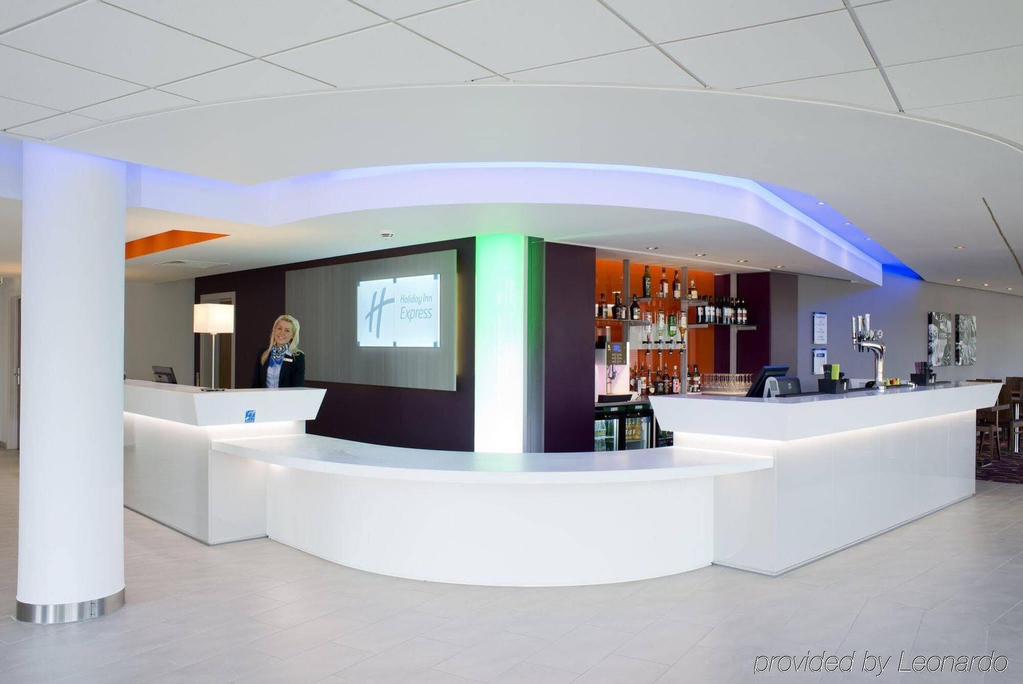 Holiday Inn Express Dunstable, An Ihg Hotel Екстериор снимка